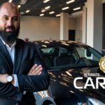 أحمد فتوح يقف بجوار سيارة فاخرة لامعة مع منتجات كارزيكس التميت للعناية بالسيارات.